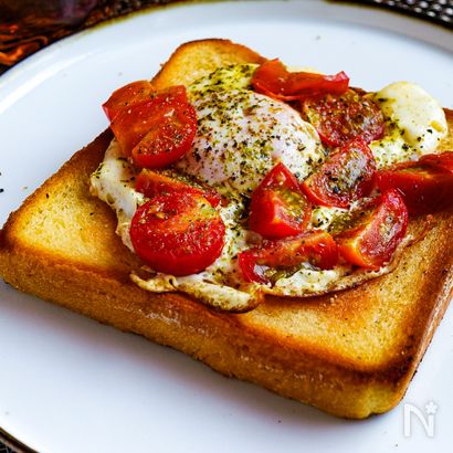 フライパンで作るバタートーストに目玉焼きトマトをのせて。
