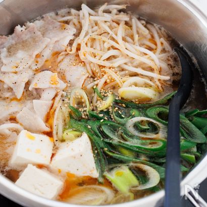 『豚バラもやしの具沢山ラー油鍋』うま辛‼︎節約食材で簡単☆