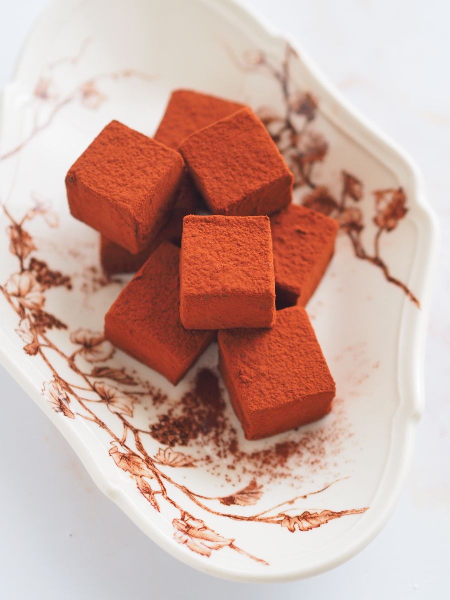 白い皿に盛り付けたラムレーズン生チョコ