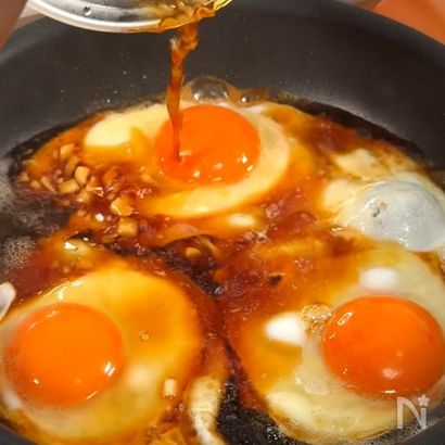 背徳のガリバタ煮込み目玉焼き