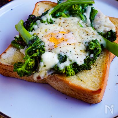 【春限定】バター香るトーストに菜の花の目玉焼きをのせて。
