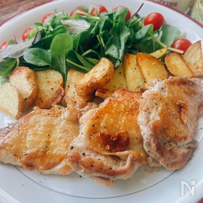 シンプルに焼くだけ！鶏もも肉と新じゃがの塩胡椒カリカリ焼き