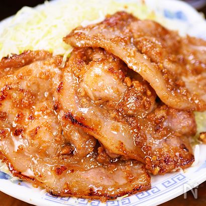 行列の定食屋さんの🍚豚のくるみ味噌漬け焼き定食😋