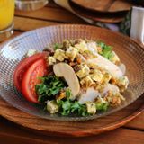 サラダチキン×チーズでたんぱく質たっぷりの簡単ごちそう