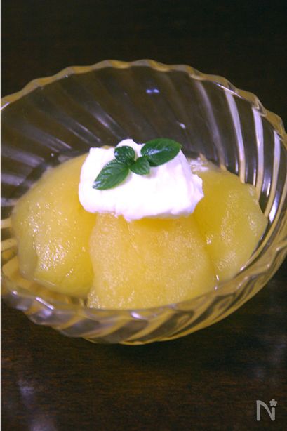 カルダモン香るりんごのコンポート　水切りヨーグルト添え