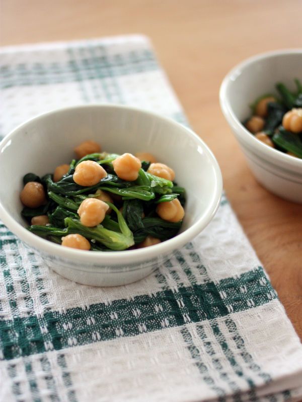 サーモンとひよこ豆、ピーマン、ほうれん草の温かいサラダのレシピ