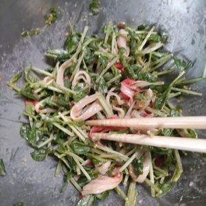 KUMIKOの作ってみた!投稿(【免疫・美肌力アップ！】豆苗とかにかまの胡麻マヨ旨サラダ♪)