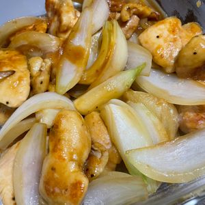 1231075の作ってみた!投稿(【鶏むね肉と新玉ねぎの生姜焼き】コスパ重視♡食べ応え◎)
