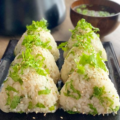 だしで炊く炊き込みご飯に色々混ぜ込むだけの簡単おにぎり♪
