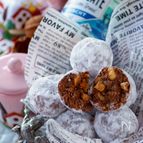 【混ぜて焼くだけ！】ピーナッツバターのほろほろスノーボール