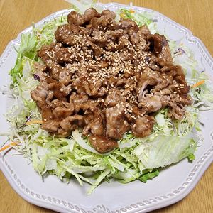 ナムディの作ってみた!投稿(すりごま香る黒酢の豚こま炒め！大盛り千切りキャベツでどうぞ！)