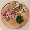 美味しすぎる…！！【しめじとベーコンの濃厚和風カルボナーラ】の工程1