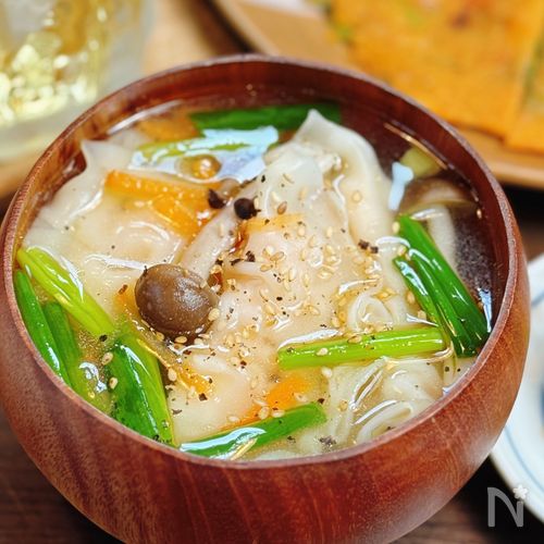 【具沢山あっさりエビ餃子スープ】冷凍餃子活用でぱぱっと簡単♪