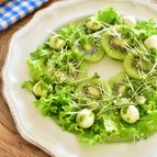 [切って盛るだけ！キウイとバジルのリースサラダ]腸活に◎
