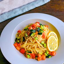 うどんスープで作れちゃう！トマトときゅうりの冷製レモンパスタ