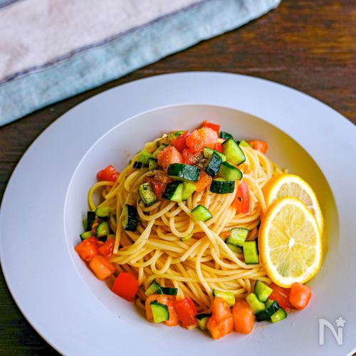 うどんスープで作れちゃう!トマトときゅうりの冷製レモンパスタ