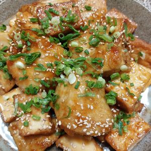 よっこの作ってみた!投稿(ワンパン10分！【鶏むね肉と厚揚げの甘酢炒め】ご飯すすむ♩)