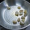 ソースが絡む「海老のトマトソースフジッリ」の工程2