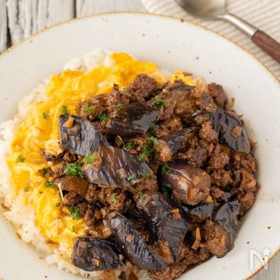食欲そそる!なすとひき肉のウスターたまご丼