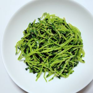 ふうかの作ってみた!投稿(レンジで5分！【無限豆苗ナムル】胡麻油香るやみつきの味♩)