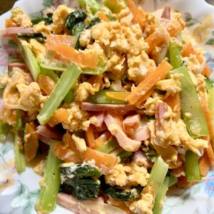なおの作ってみた!投稿(あま～い卵とベーコンの旨味💕バタポンたまご野菜炒め🤭)