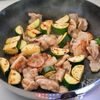 【豚バラと厚切りズッキーニのにんにく醤油炒め】食材２つで！の工程2