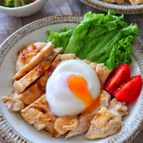 ［鶏むね肉のステーキ］温玉のせ♩てりたまキチン