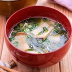 【エリンギとわかめのお味噌汁】たっぷりのねぎを加えて♪
