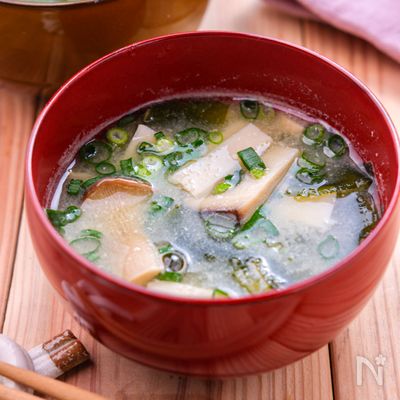 【エリンギとわかめのお味噌汁】たっぷりのねぎを加えて♪
