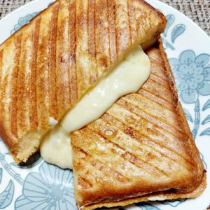 よっこの作ってみた!投稿(ハムとチーズのフレンチトーストサンド☆ホットサンドメーカー)