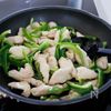 『鶏むね肉とピーマンの青椒肉絲』材料2つ‼︎むね肉やわらか♡の工程3