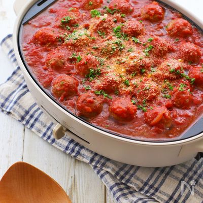たこ焼きプレートで、焼きミートボールのトマト煮
