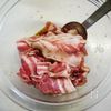 下味をしっかり「薄切り豚バラ肉で作る豚の生姜焼き」の工程1