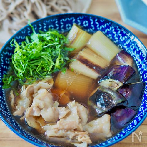 年越しそばにも◎【茄子と長ネギの豚バラつけそば】