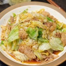 【豚バラキャベツの甘辛にんにく炒め】ご飯がすすむ簡単おかず！