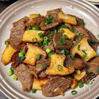 【牛肉とエリンギのガリバタ炒め】ぱぱっと♪ご飯が進むごちそう