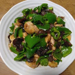 ももの作ってみた!投稿(ピーマンときくらげと鶏肉のオイスター炒め・お弁当にもおすすめ)