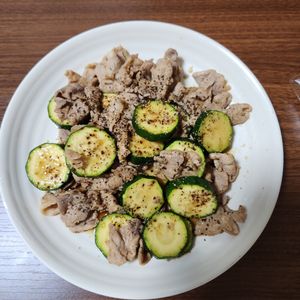 とももの作ってみた!投稿(こってり美味しい！豚こまズッキーニのオイスター炒め)