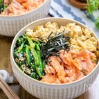 お肉好きの夫が喜ぶお魚ごはん♡『焼き鮭と小松菜と卵の三色丼』