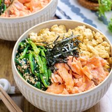 お肉好きの夫が喜ぶお魚ごはん♡『焼き鮭と小松菜と卵の三色丼』