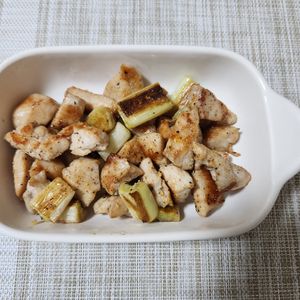 とももの作ってみた!投稿(ワンパン10分！【鶏むね肉と長ねぎの旨塩焼き鳥】胡麻油香る♩)