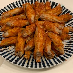 ぐ〜たら子の作ってみた!投稿(カリッとやみつき♪手羽中チキン棒【辛さ自由自在】)