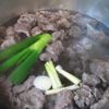 ストーブにお任せ!とろとろ牛すじ煮込みの工程1