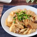 後入れバターがポイント♡きのこと鶏むね肉のガリバタレモン炒め
