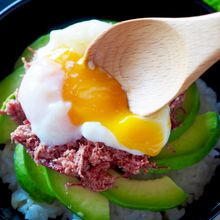 ガッツリ美味しいコンビーフアボたまどんぶり#缶詰#簡単