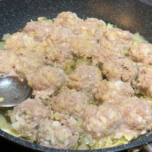 ぐ〜たら子の作ってみた!投稿(白菜を大量消費！材料2つ！オープン焼売)