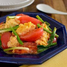 卵とトマトの中華炒め。ごま油で炒めるだけの簡単おかず！