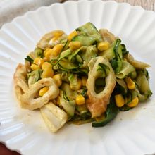 主菜級副菜!【ひらひらズッキーニとちくわのカレー炒め】