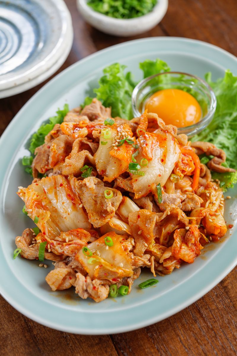 5分で作れる】ごま油香るご飯ガッツリ豚キムチ#卵黄まろやか | レシピ
