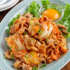 【5分で作れる】ごま油香るご飯ガッツリ豚キムチ#卵黄まろやか